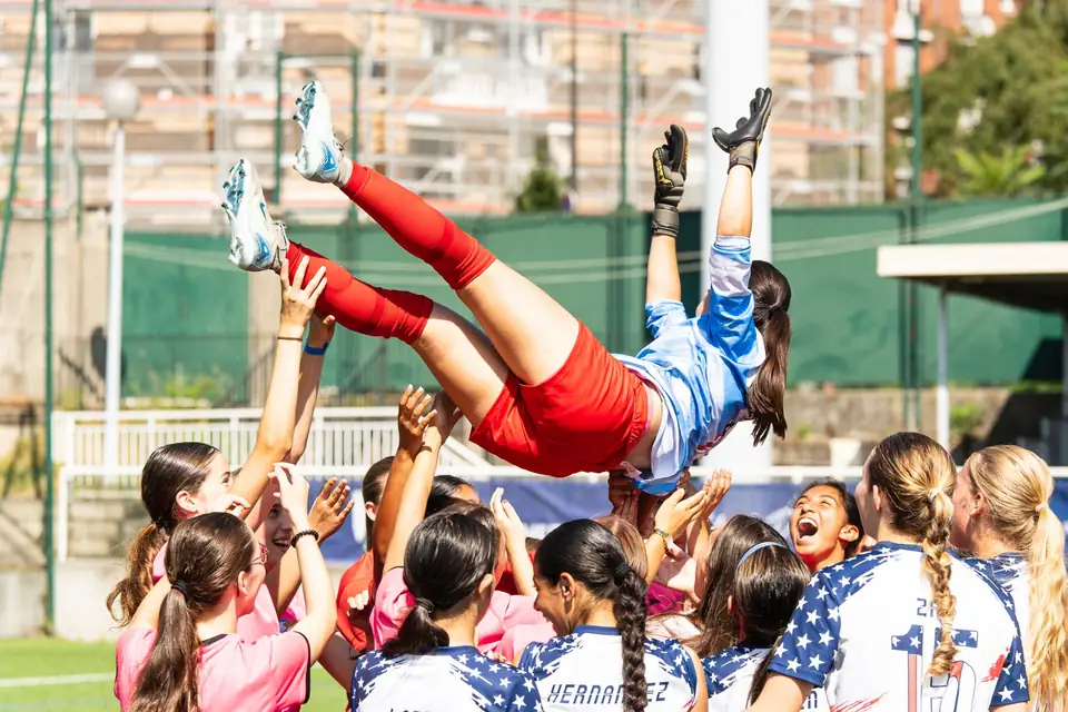 Joueuses portant leur gardienne en triomphe après la victoire