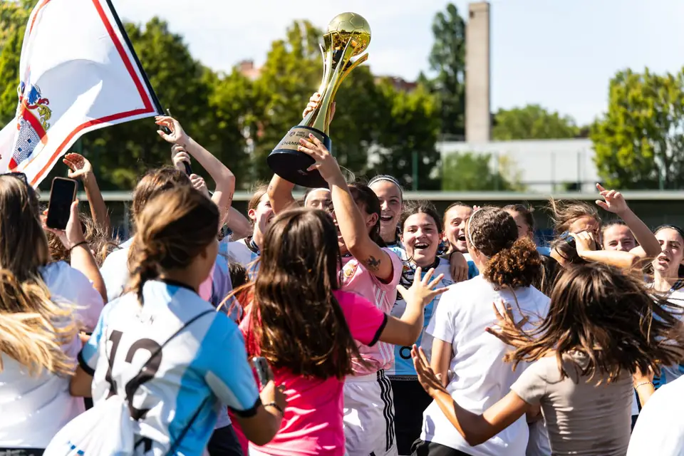 Joueuses célébrant la victoire autour du trophée