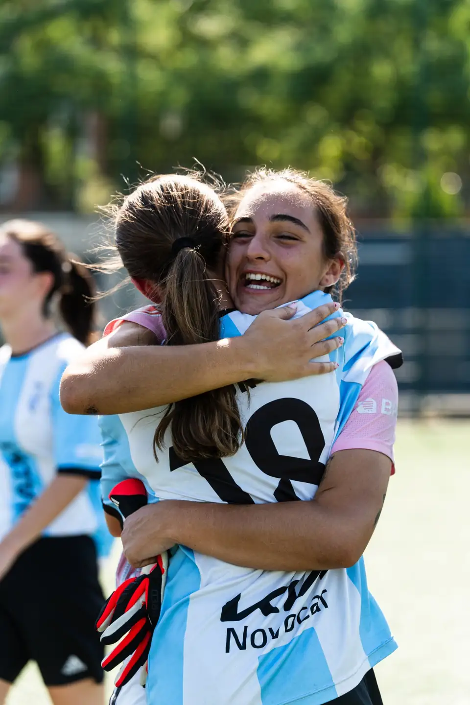 Deux joueuses s’enlaçant de joie après un match