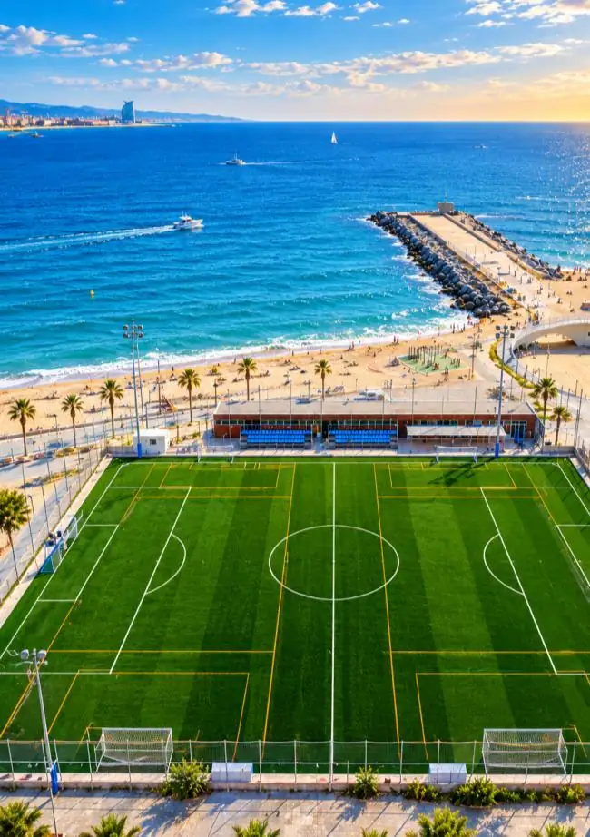 Terrain de football au bord de la mer à Barcelone